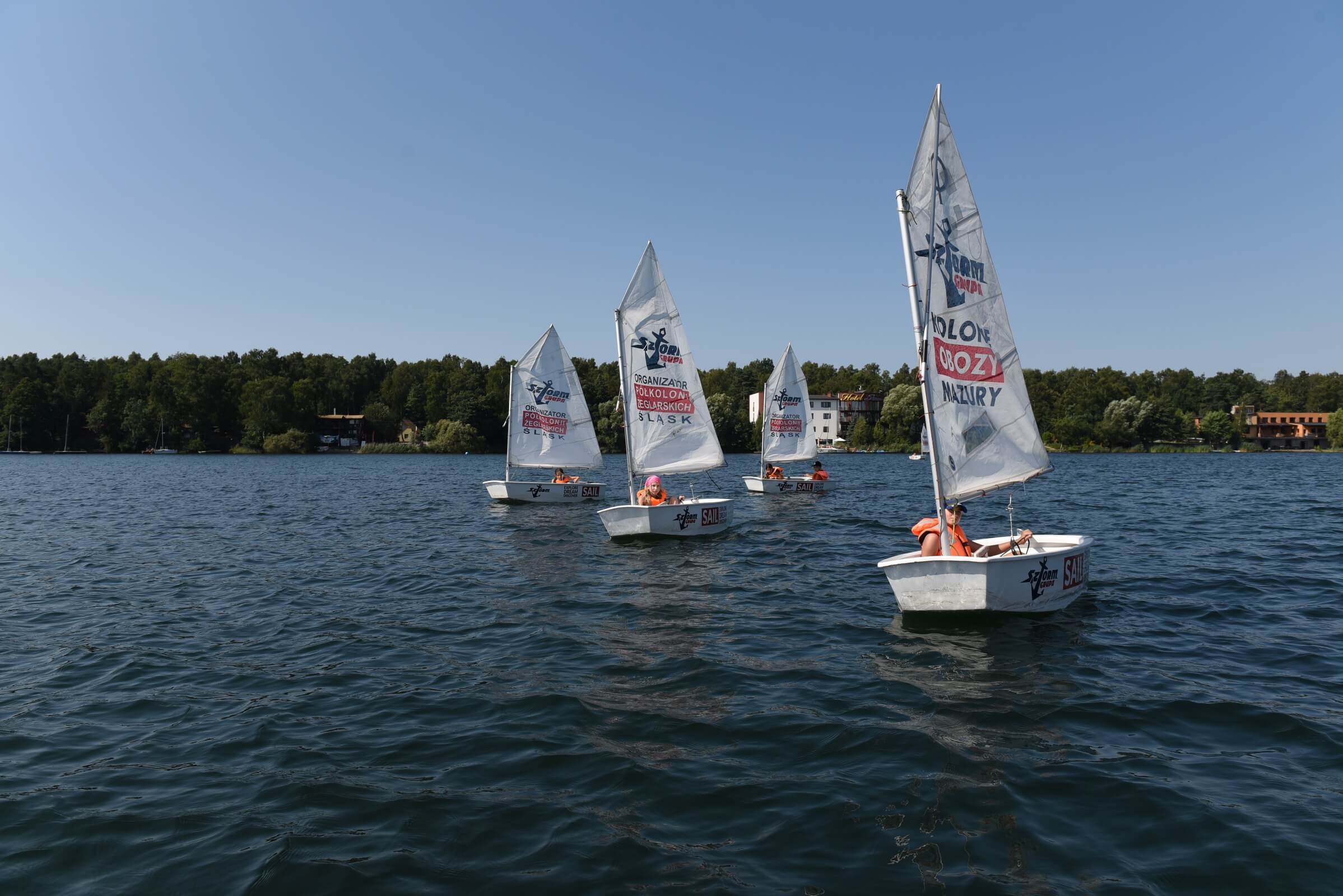 Dzieci na jachtach Optimist