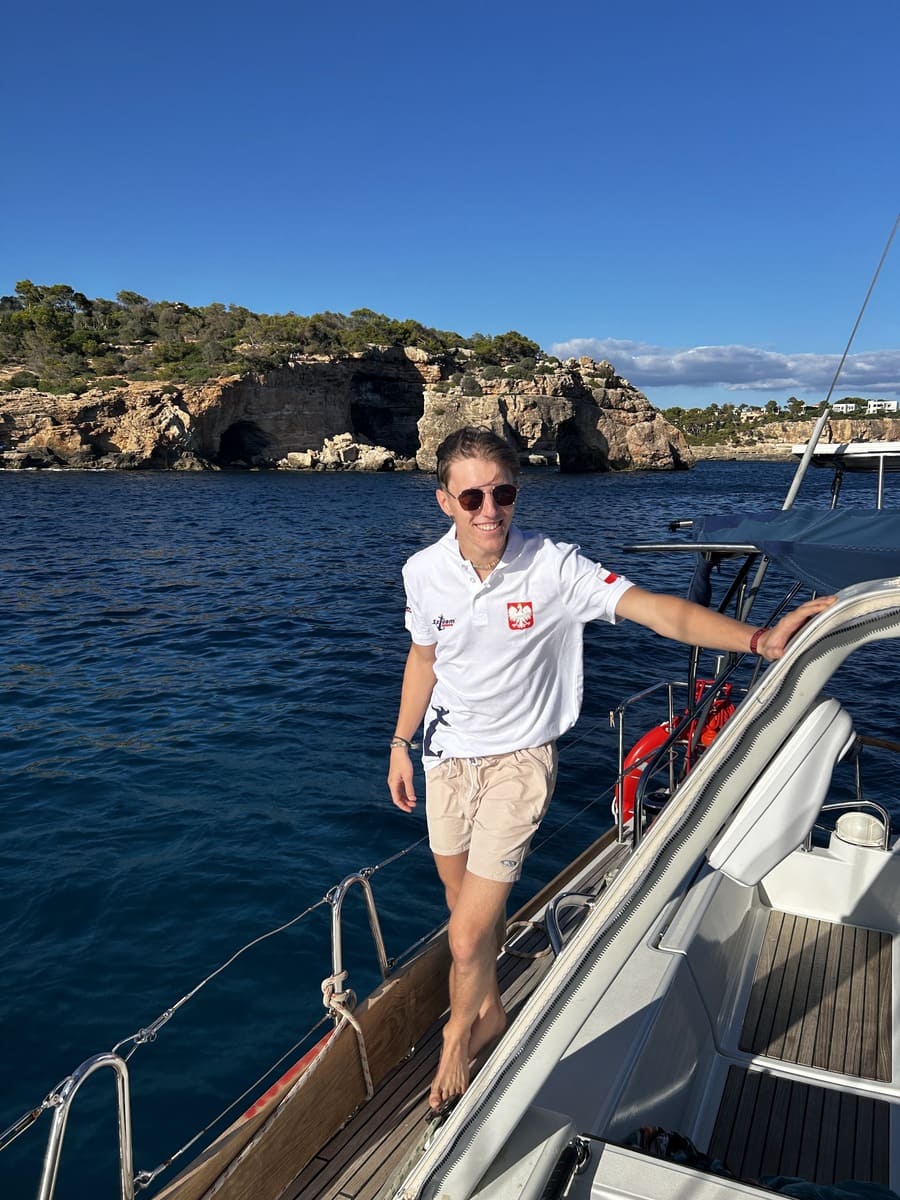 Załoga rejsu w koszulkach